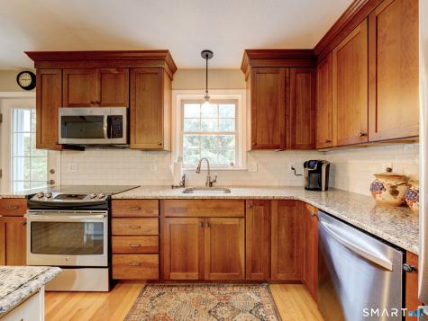 132 Folly Brook Lane Manchester CT 06040
