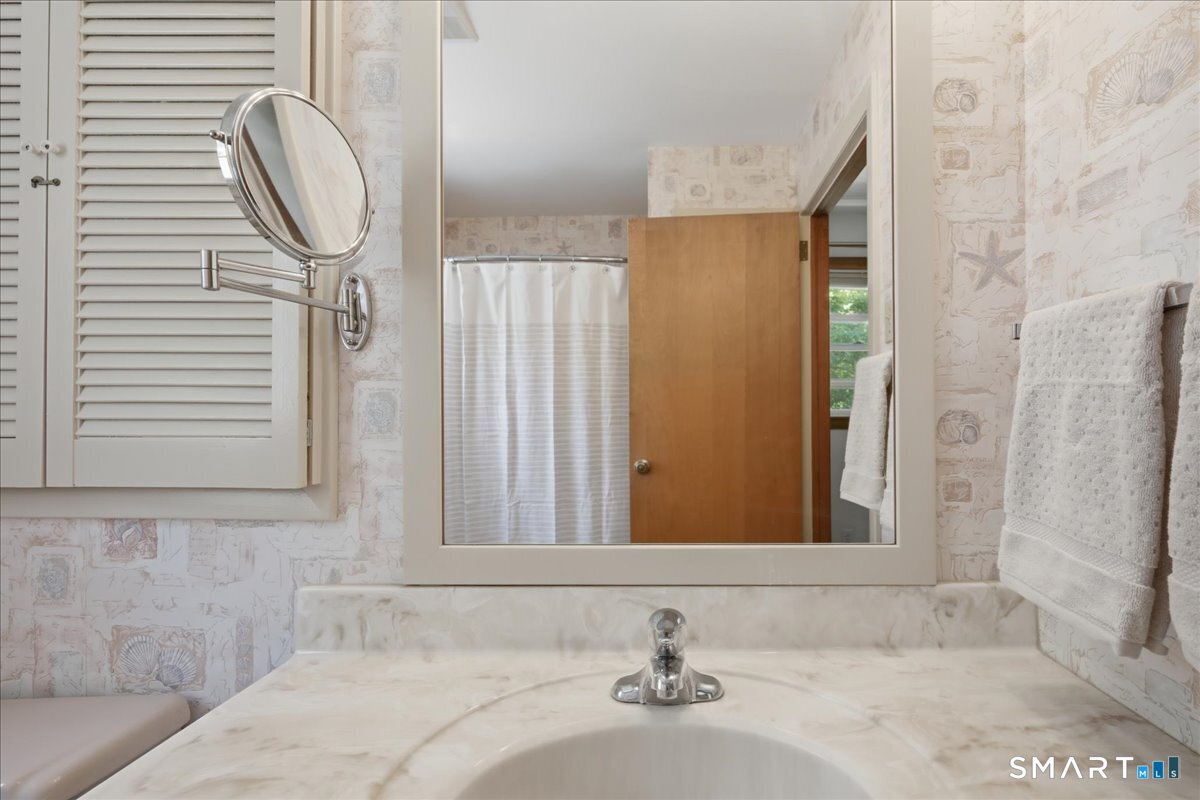8 Roxbury Court East Lyme CT 06357