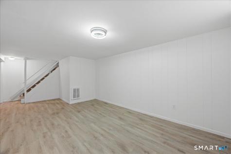 8 Roxbury Court East Lyme CT 06357