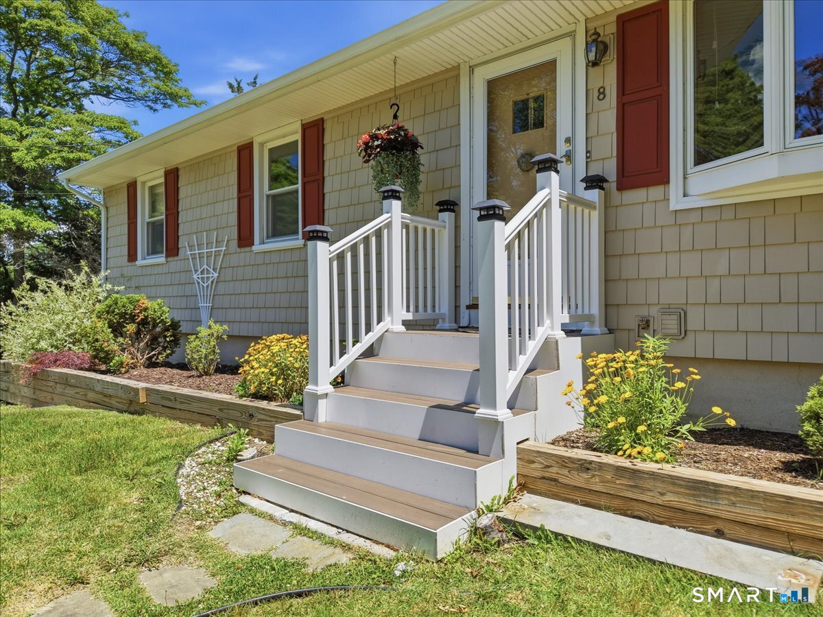 8 Roxbury Court East Lyme CT 06357