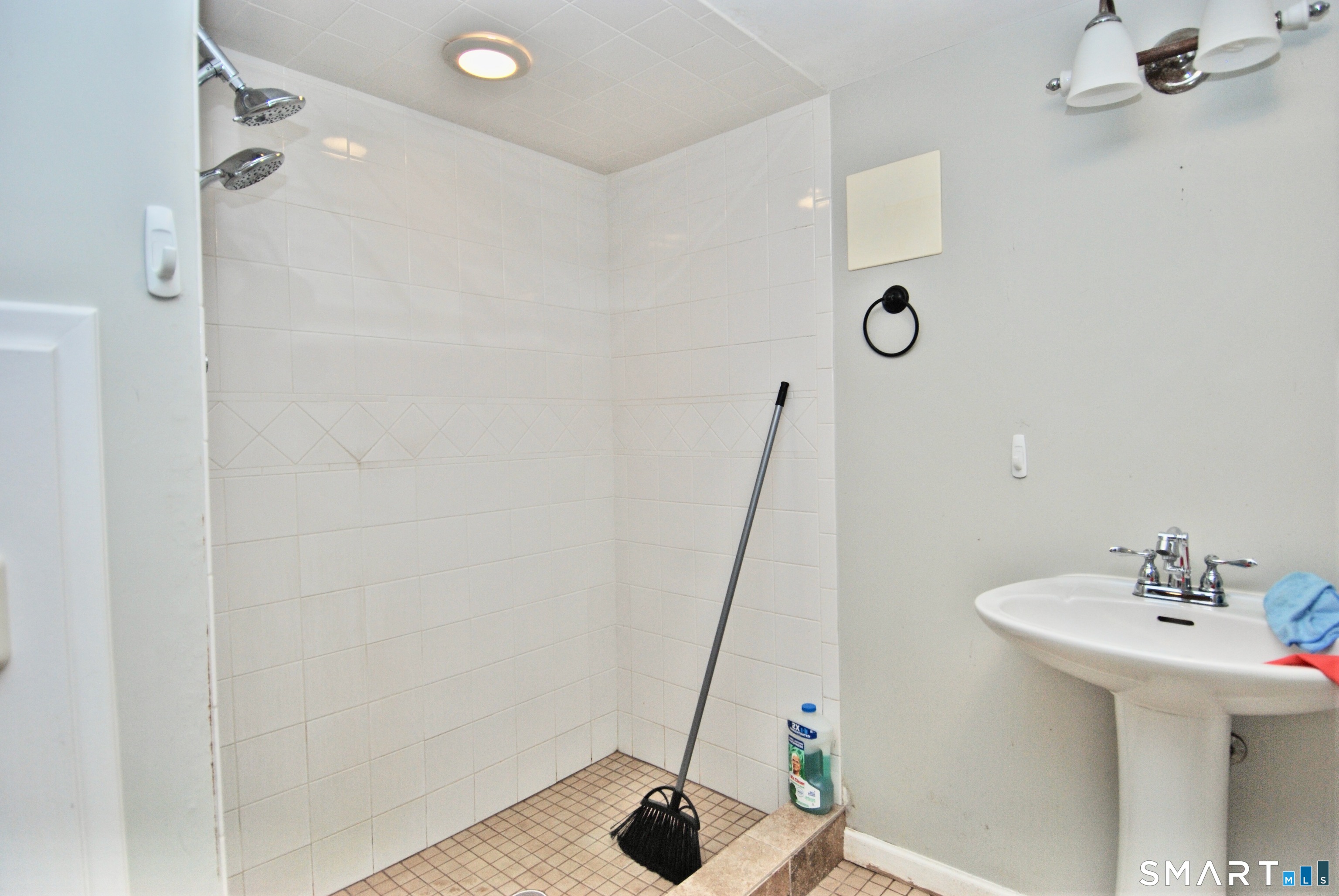 64 Saint Andrew Avenue East Haven CT 06512