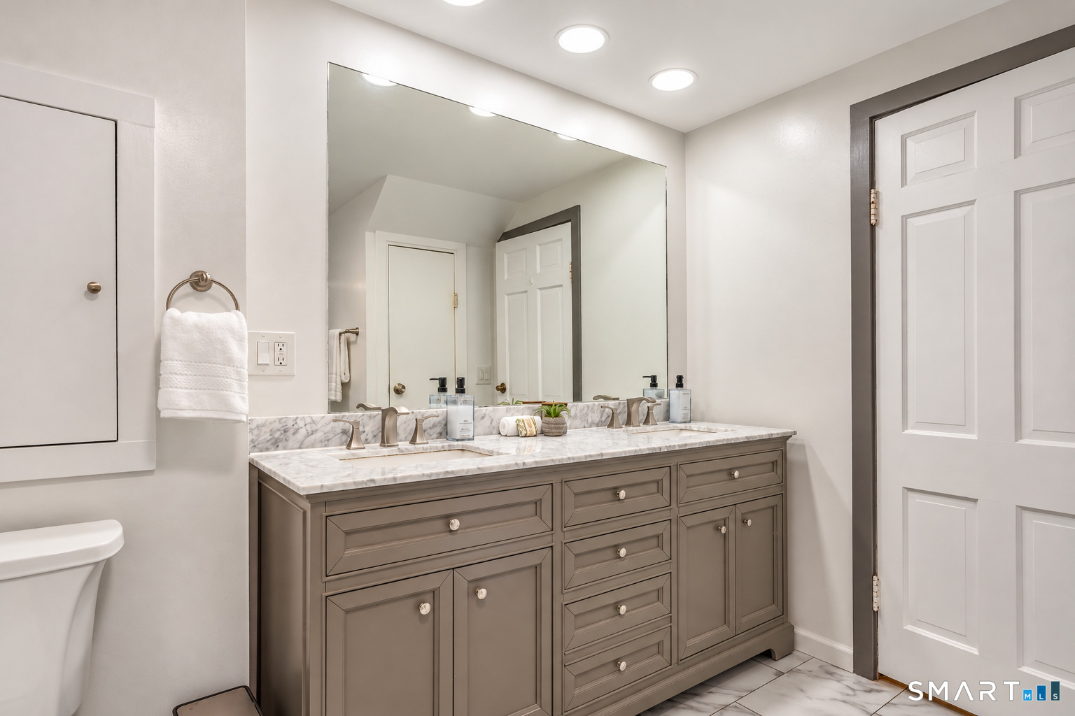 6 Raymond Road Avon CT 06001