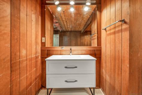 24 Iron Gate Lane Cromwell CT 06416