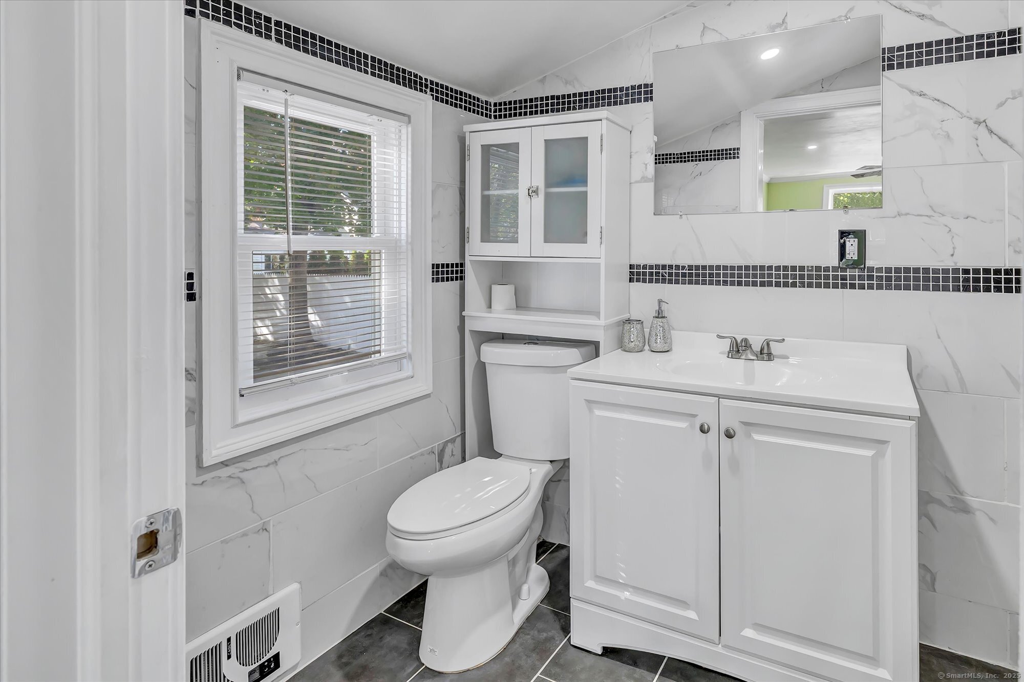 374 Mapledale Place Bridgeport CT 06610