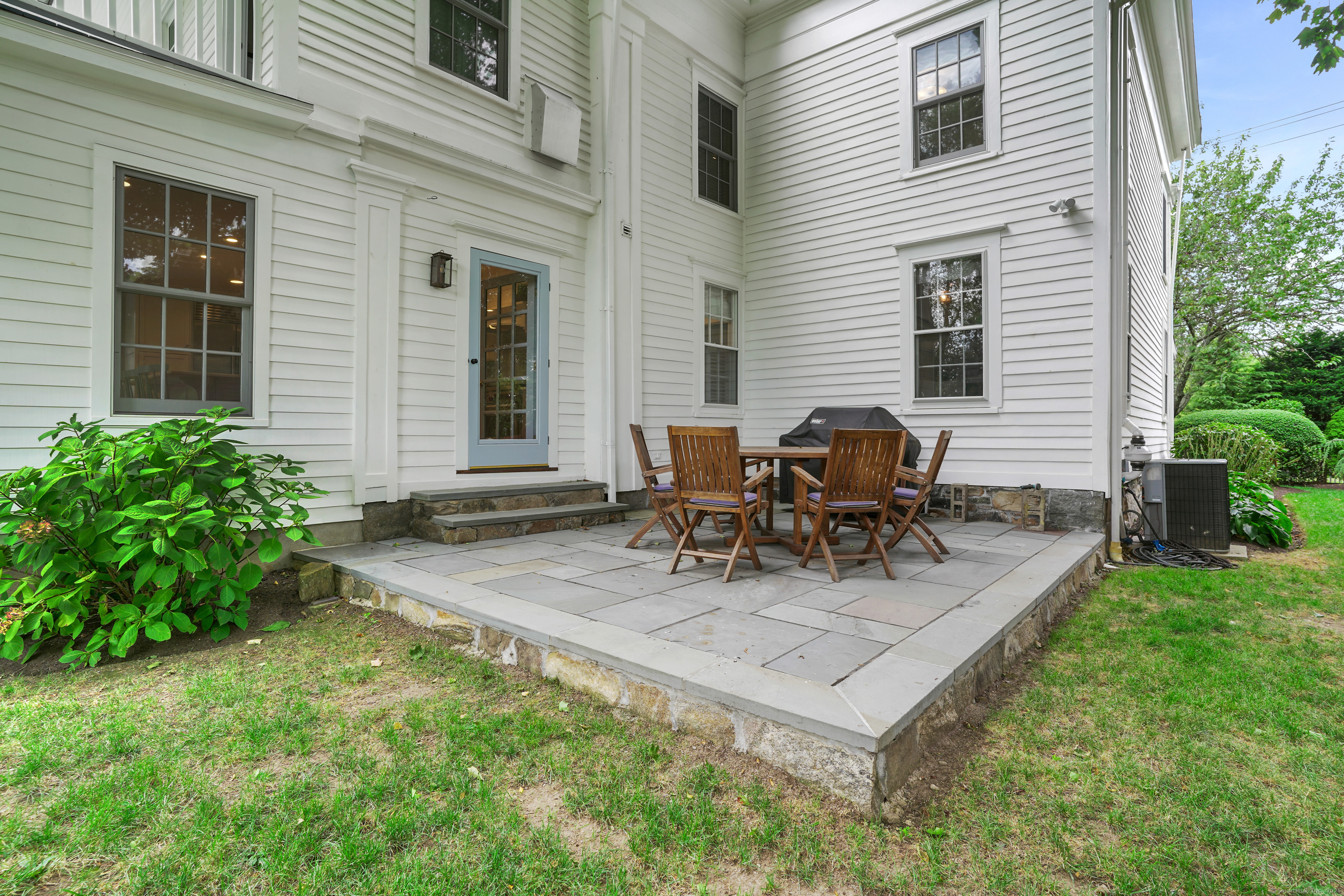 215 Old Post Road Fairfield CT 06824