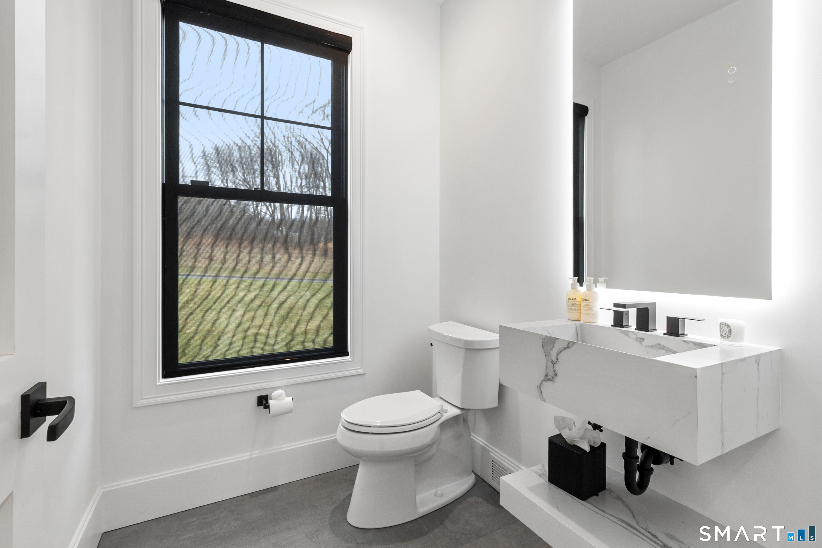 8 Holly Lane Newtown CT 06482