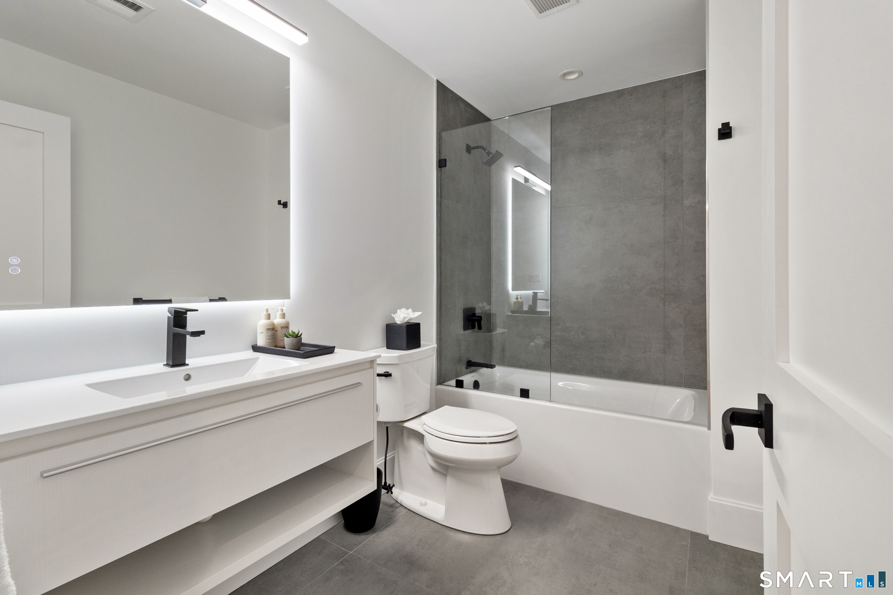 8 Holly Lane Newtown CT 06482