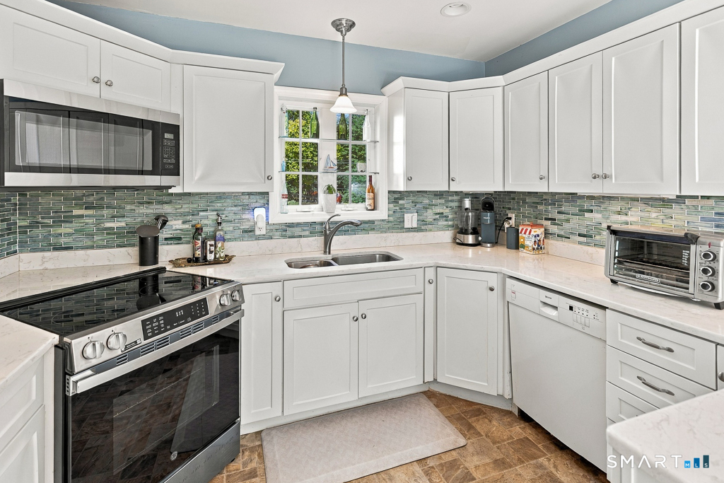 25 Oakwood Road East Lyme CT 06357
