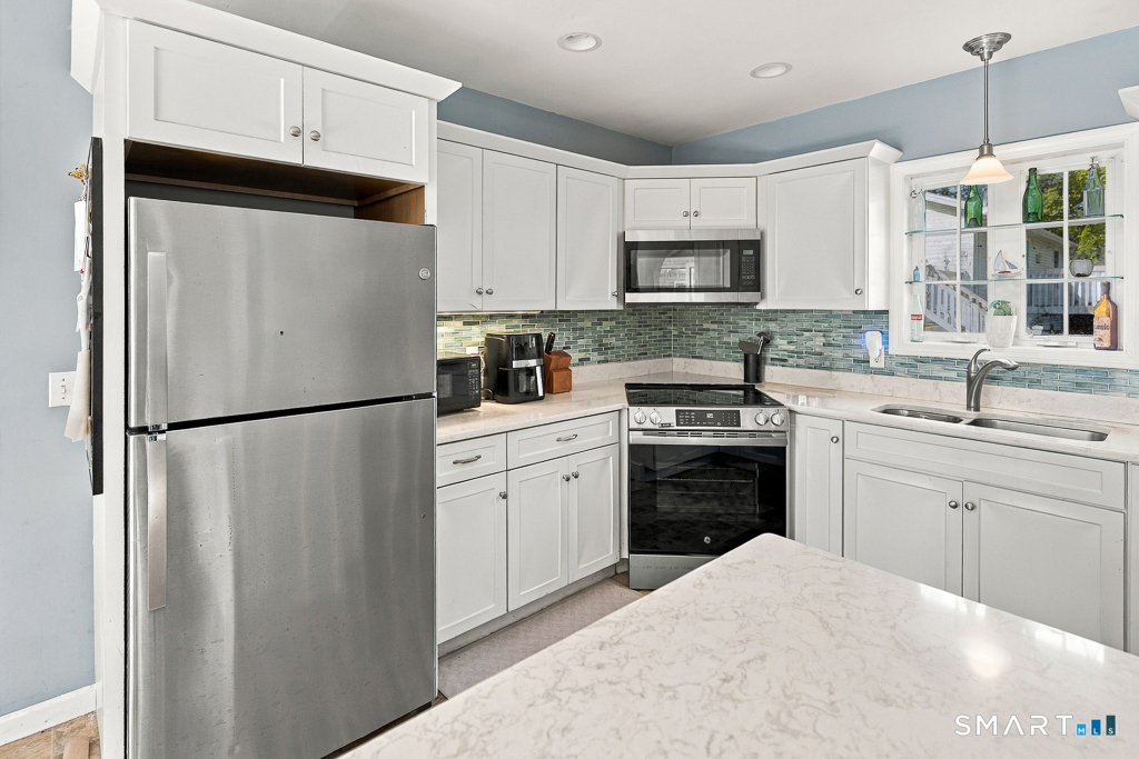 25 Oakwood Road East Lyme CT 06357
