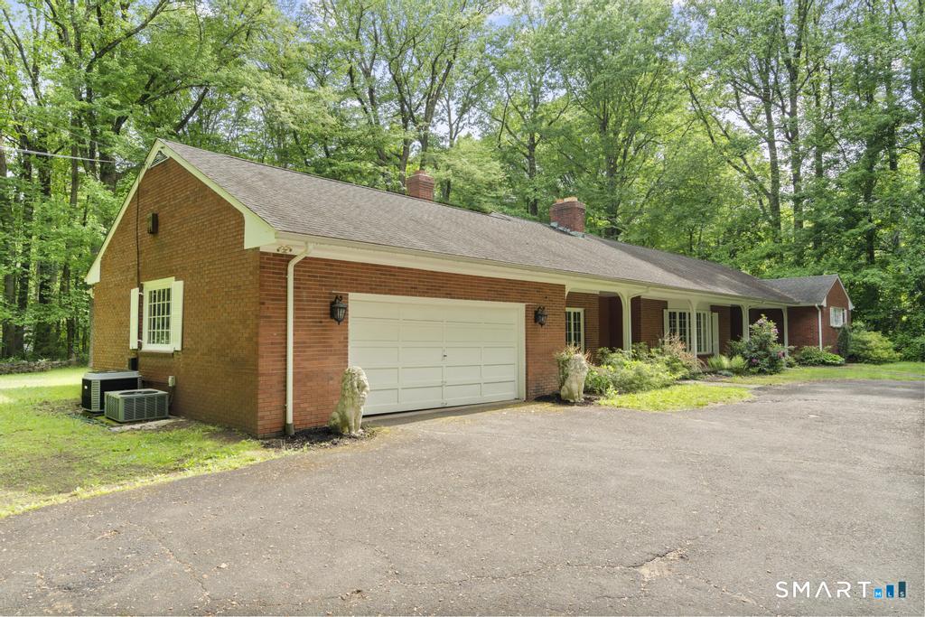 12 Jenick Lane Woodbridge CT 06525
