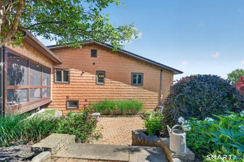 16 Apache Drive Brookfield CT 06804