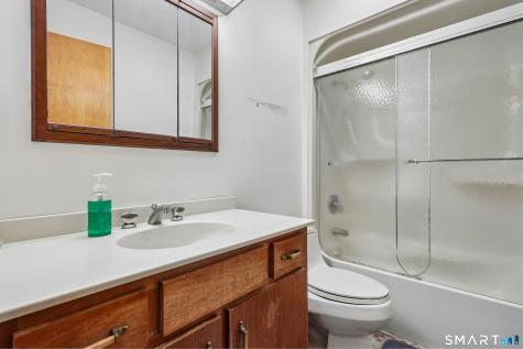 95 Parkway South New London CT 06320
