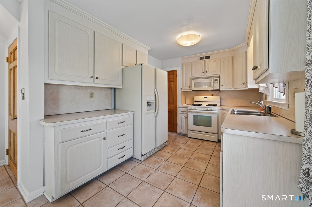 4 Mckinnel Court Branford CT 06405