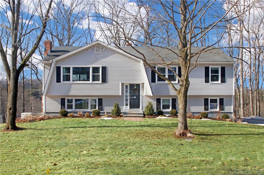 19 Royal Court Shelton CT 06484
