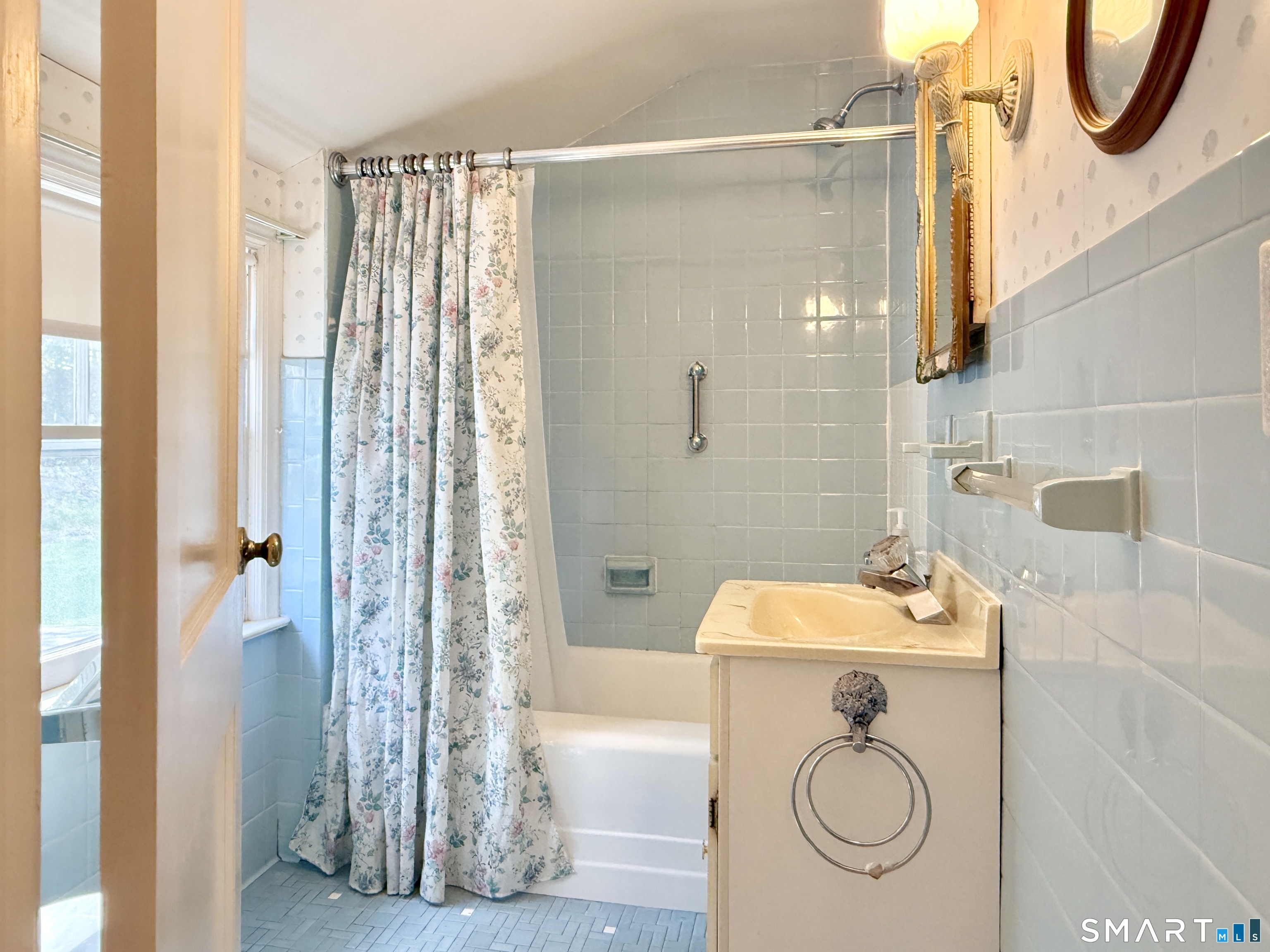 16 Aron Avenue Waterbury CT 06708