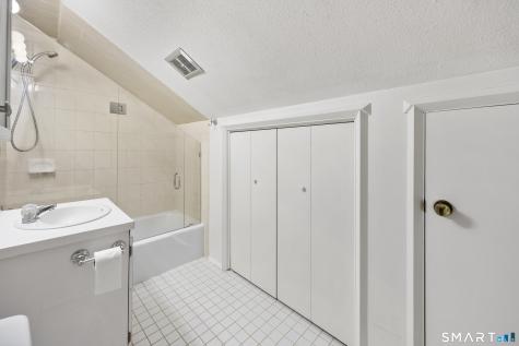 2 Earls Court Farmington CT 06032