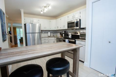 17 Wiggins Farm Drive Simsbury CT 06070