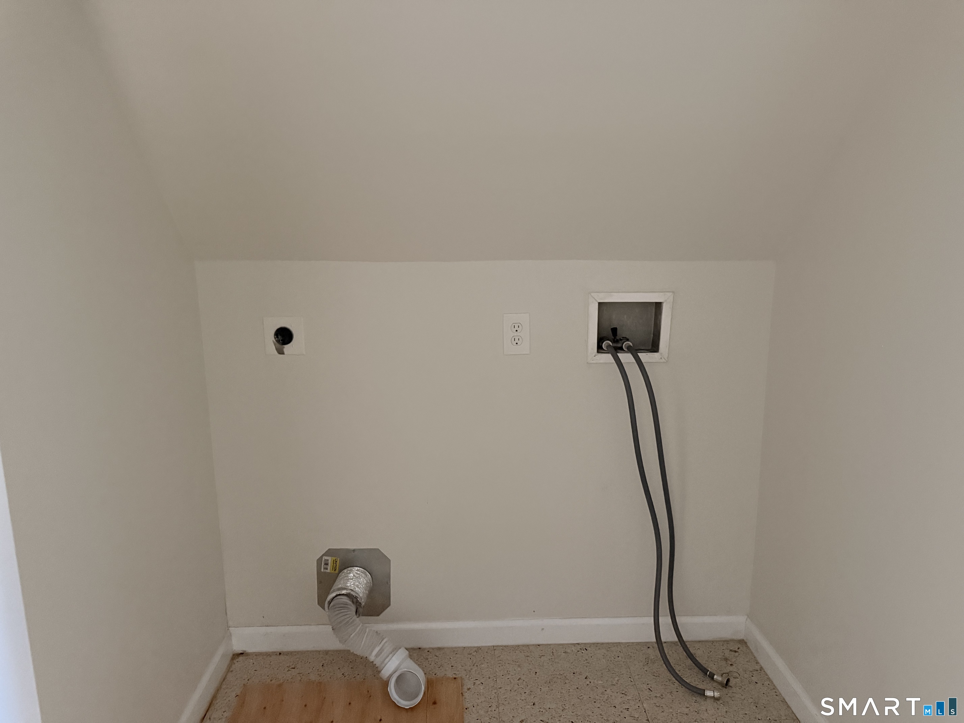 438 Hollister Avenue Bridgeport CT 06607