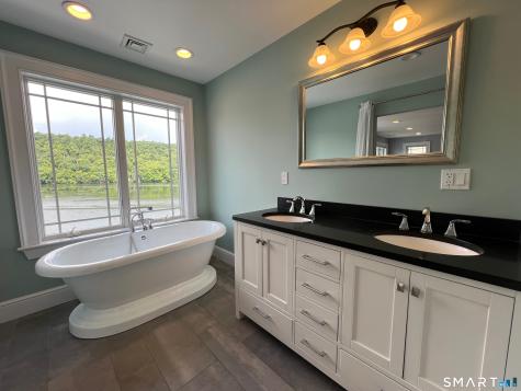 29 Bankside Trail Newtown CT 06482