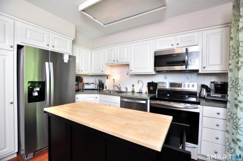 16 Applewood Lane Avon CT 06001