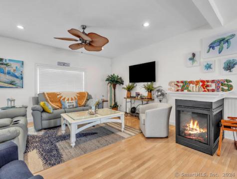 17 Spring Glen Road East Lyme CT 06357