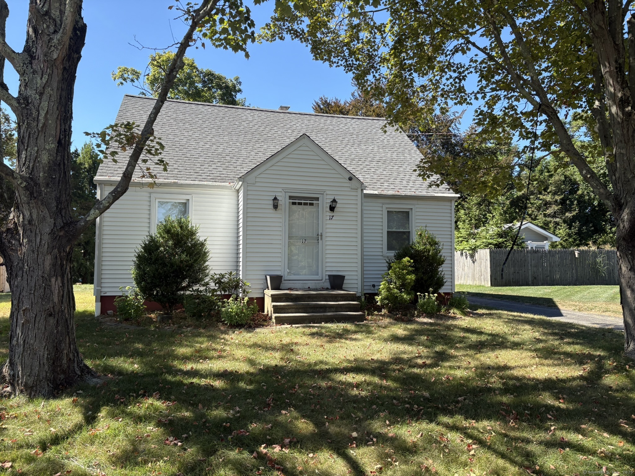 17 Mckinnel Court Branford CT 06405