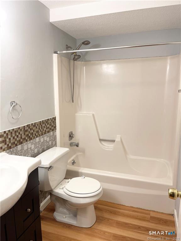 142 East Gate Lane Hamden CT 06514