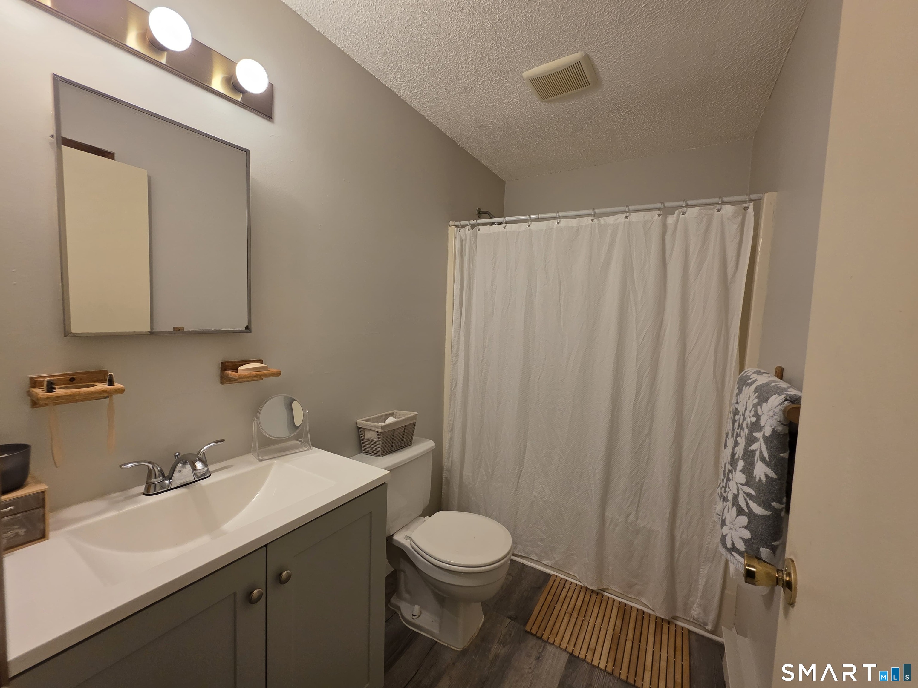 1568 Meriden Road Waterbury CT 06705