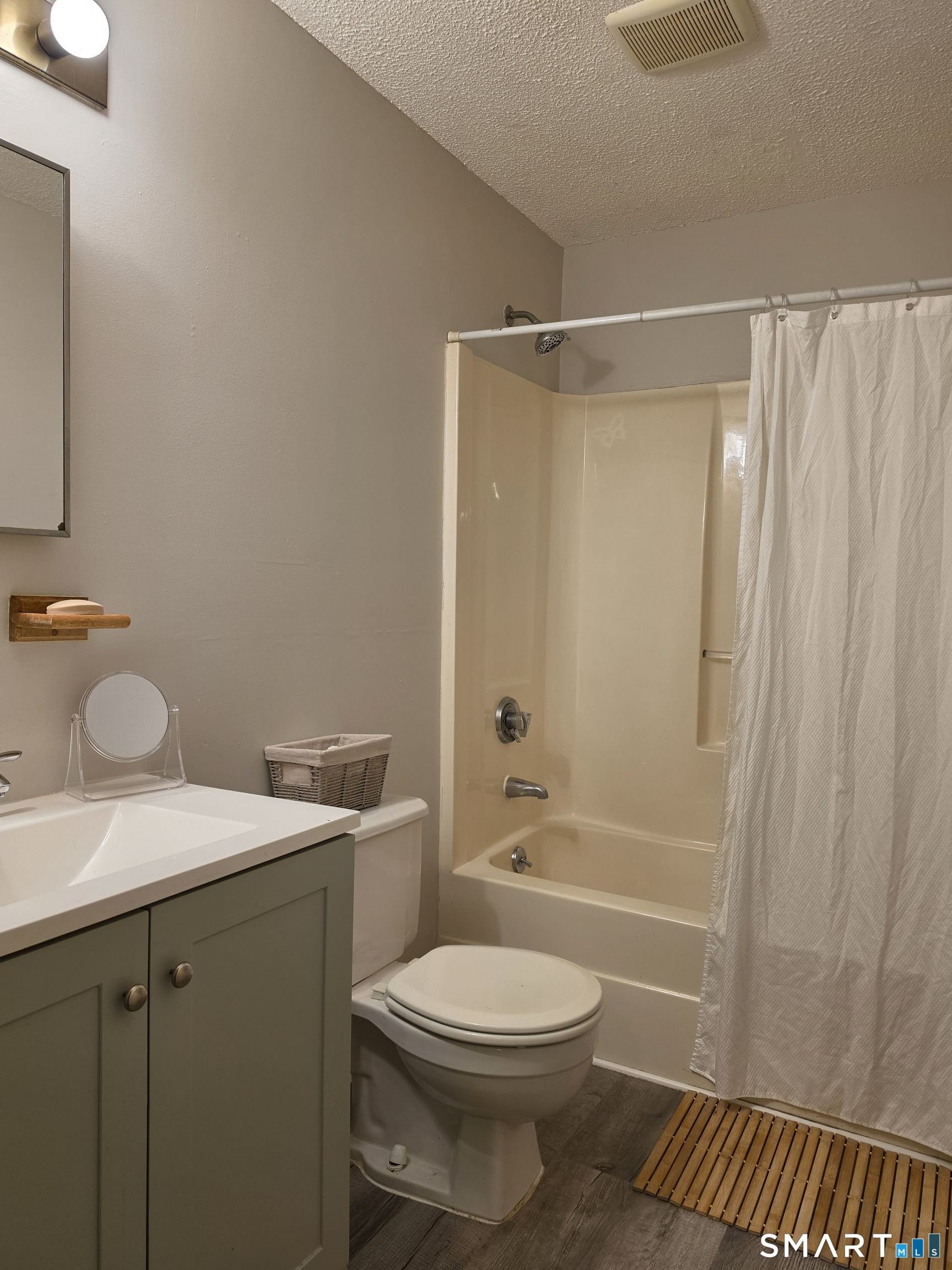 1568 Meriden Road Waterbury CT 06705