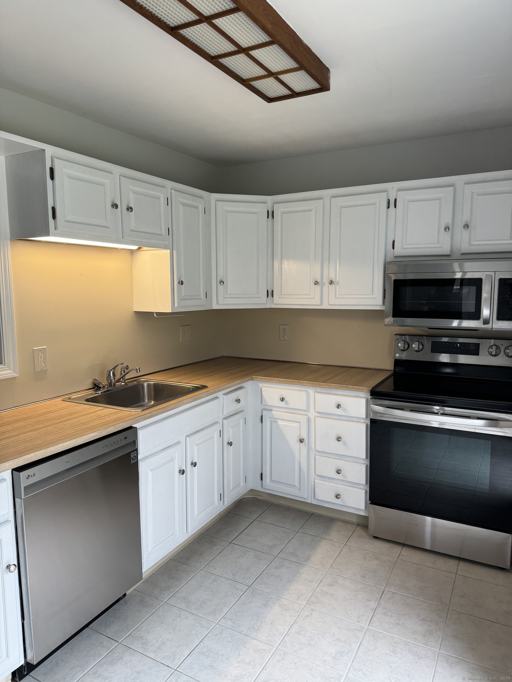 14 Plymouth Court Clinton CT 06413
