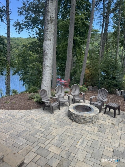 11 Mohawk Trail Newtown CT 06482