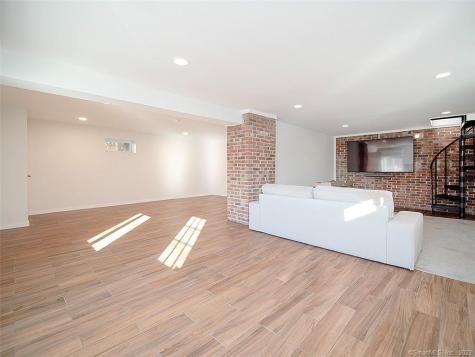 16 Maiden Lane Seymour CT 06483