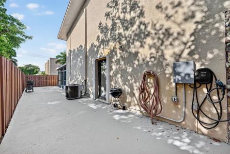 450 SE 7th Street Dania Beach FL 33004