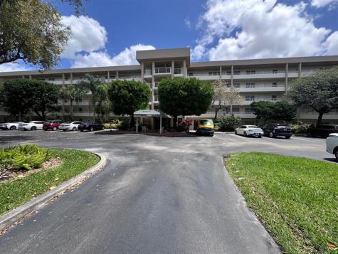 3850 Oaks Clubhouse Drive Pompano Beach FL 33069
