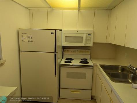 190 Oakridge M Deerfield Beach FL 33442