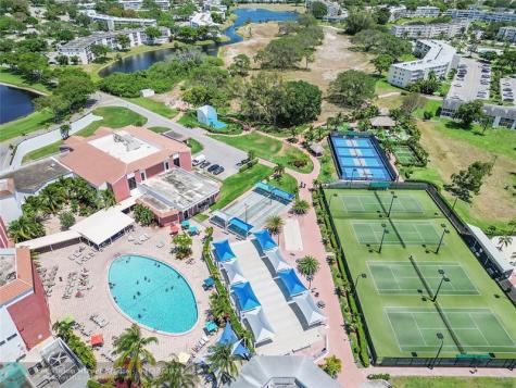 190 Oakridge M Deerfield Beach FL 33442