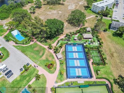 190 Oakridge M Deerfield Beach FL 33442