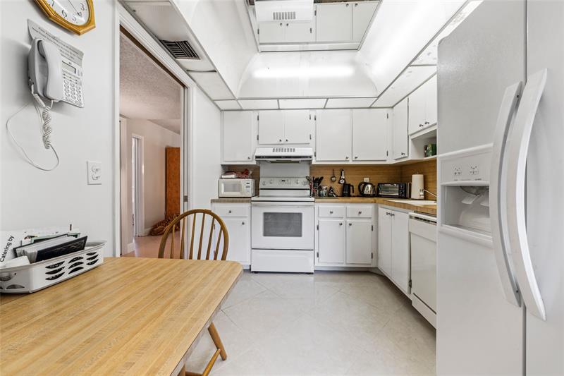 3960 Oaks Clubhouse Drive Pompano Beach FL 33069