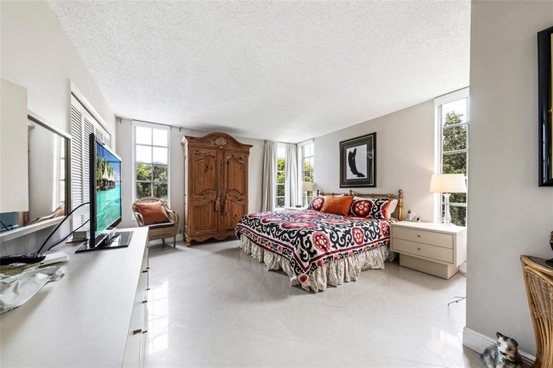 3960 Oaks Clubhouse Drive Pompano Beach FL 33069