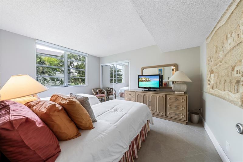 3960 Oaks Clubhouse Drive Pompano Beach FL 33069