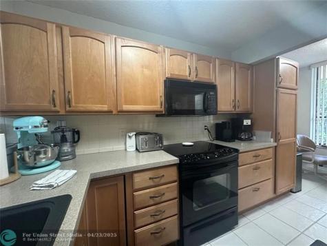 5609 Coral Lake Margate FL 33063