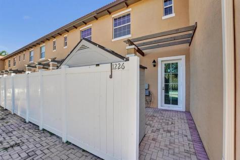 1226 SW 147th Terrace Pembroke Pines FL 33027