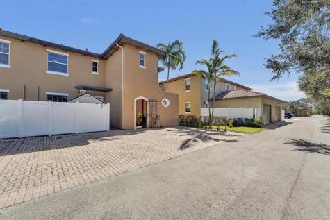 1226 SW 147th Terrace Pembroke Pines FL 33027