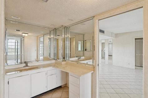 3960 Oaks Clubhouse Drive Pompano Beach FL 33069