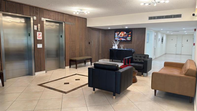 3960 Oaks Clubhouse Drive Pompano Beach FL 33069