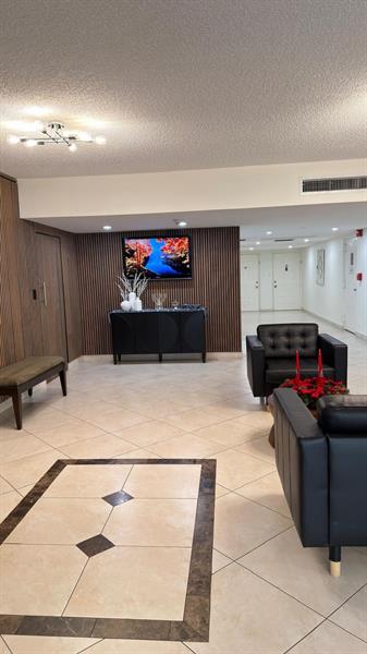 3960 Oaks Clubhouse Drive Pompano Beach FL 33069