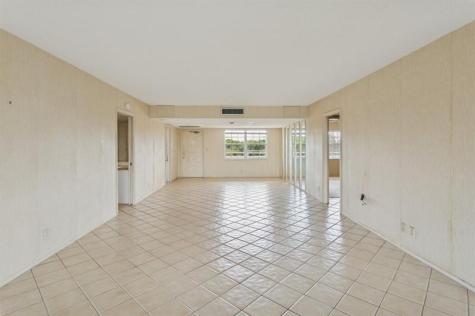 3960 Oaks Clubhouse Drive Pompano Beach FL 33069