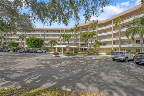 3960 Oaks Clubhouse Drive Pompano Beach FL 33069