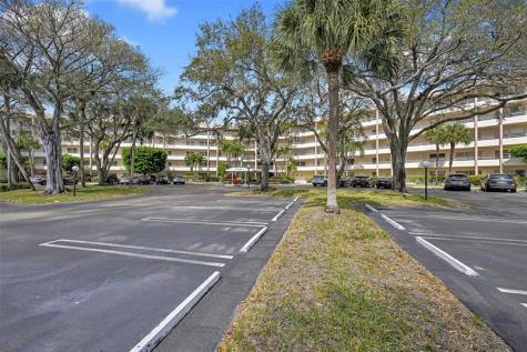 3960 Oaks Clubhouse Drive Pompano Beach FL 33069