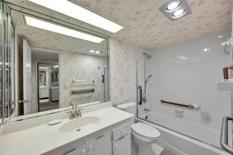 3960 Oaks Clubhouse Drive Pompano Beach FL 33069